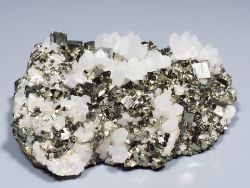 水晶,黄鉄鉱<br> 尾太鉱山産 147g (235)